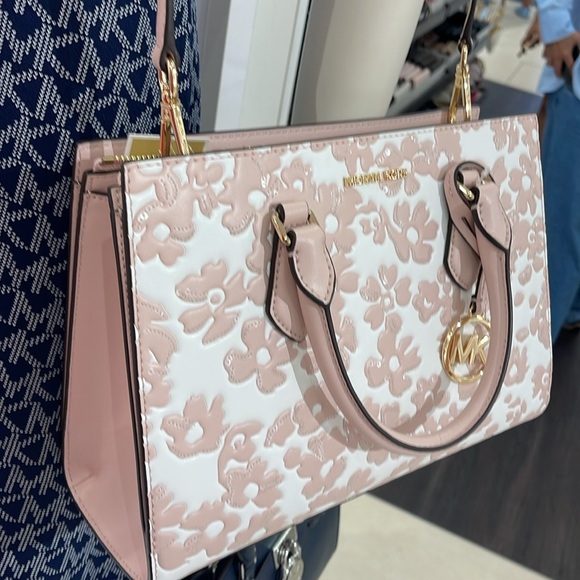 Michael Kors Sheila Medium Sequined Floral CZ Satchel
Powder Blush
NWT - Picture 8 of 16